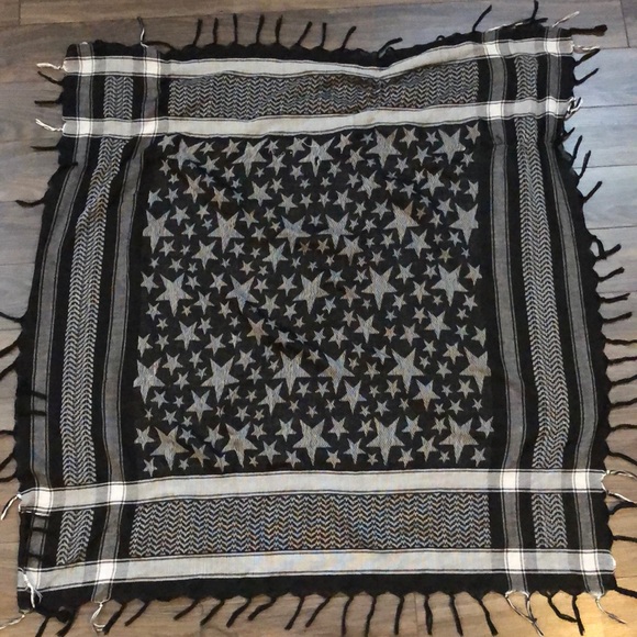 Scarf, black & white - Picture 2 of 2